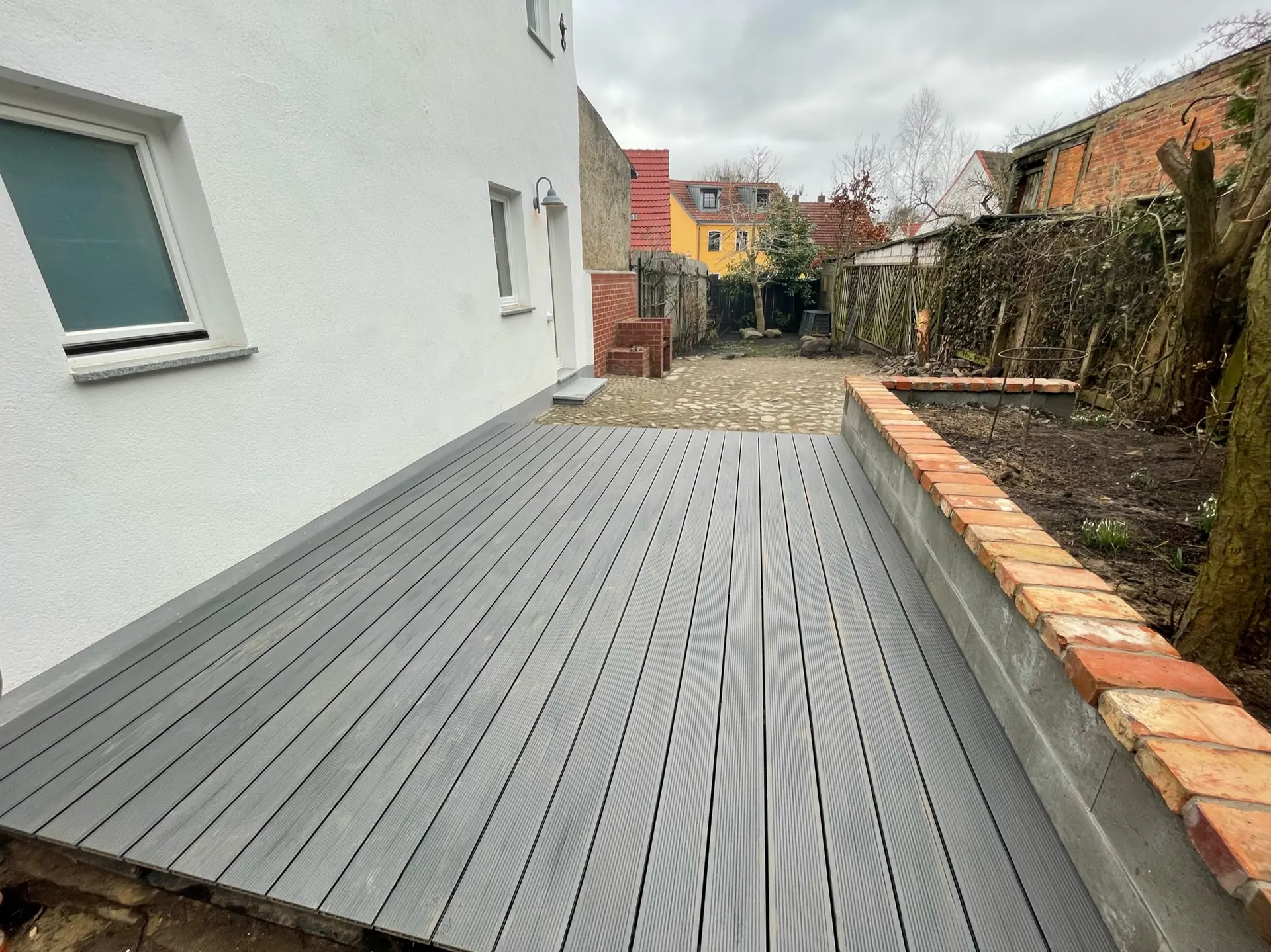 Großzügige Holzterrasse hinter dem Haus